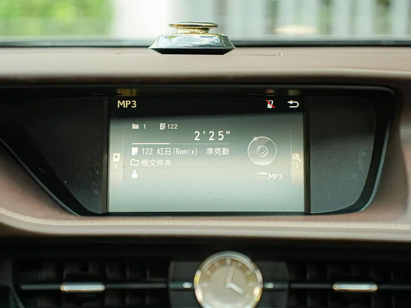 Photo 17 - Lexus ES