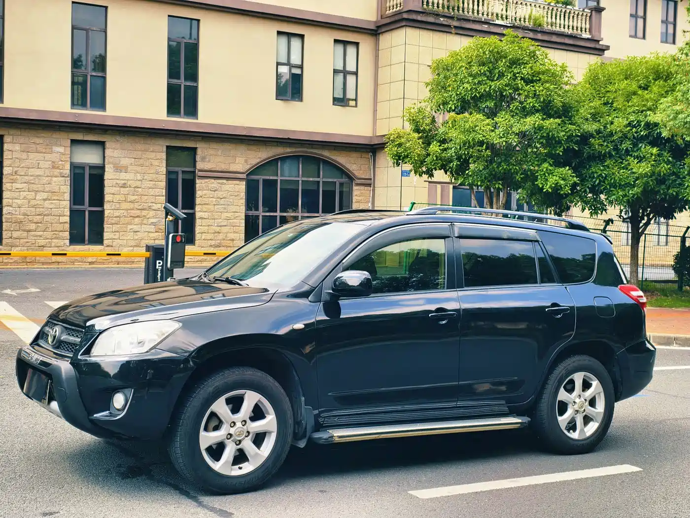 Фото 1 - Toyota RAV4