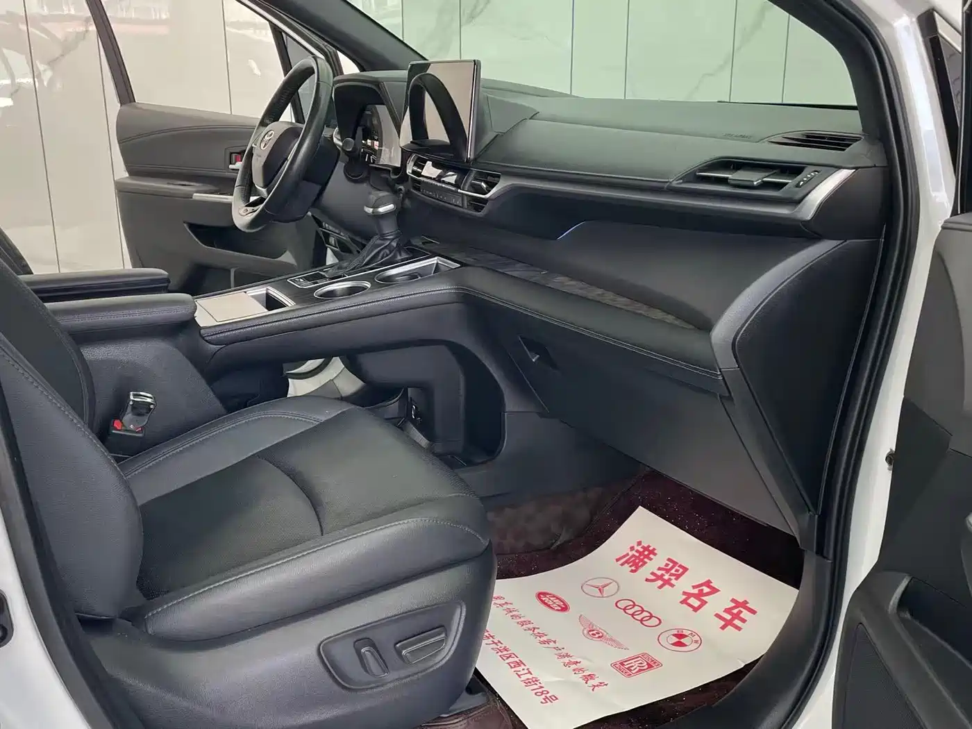 Toyota Sienna 2021 2.5L Hybrid Premium Edition фото 19