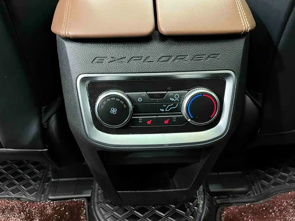 Фото 19 - Ford Explorer
