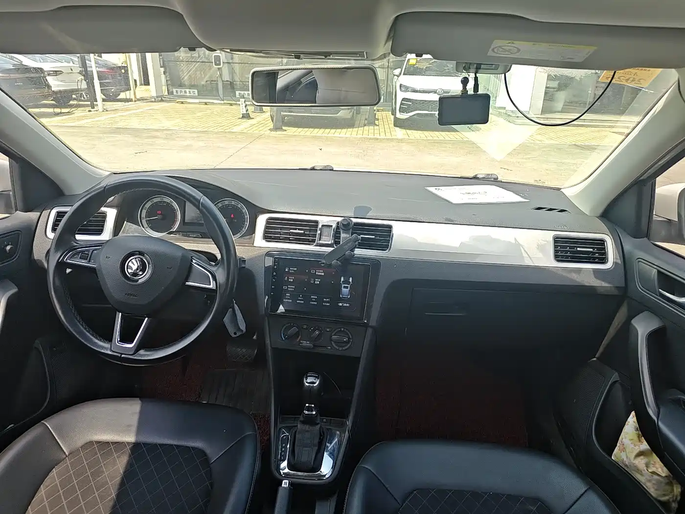 Škoda Rapid 2018 1.6L Automatic Comfort Edition фото 7
