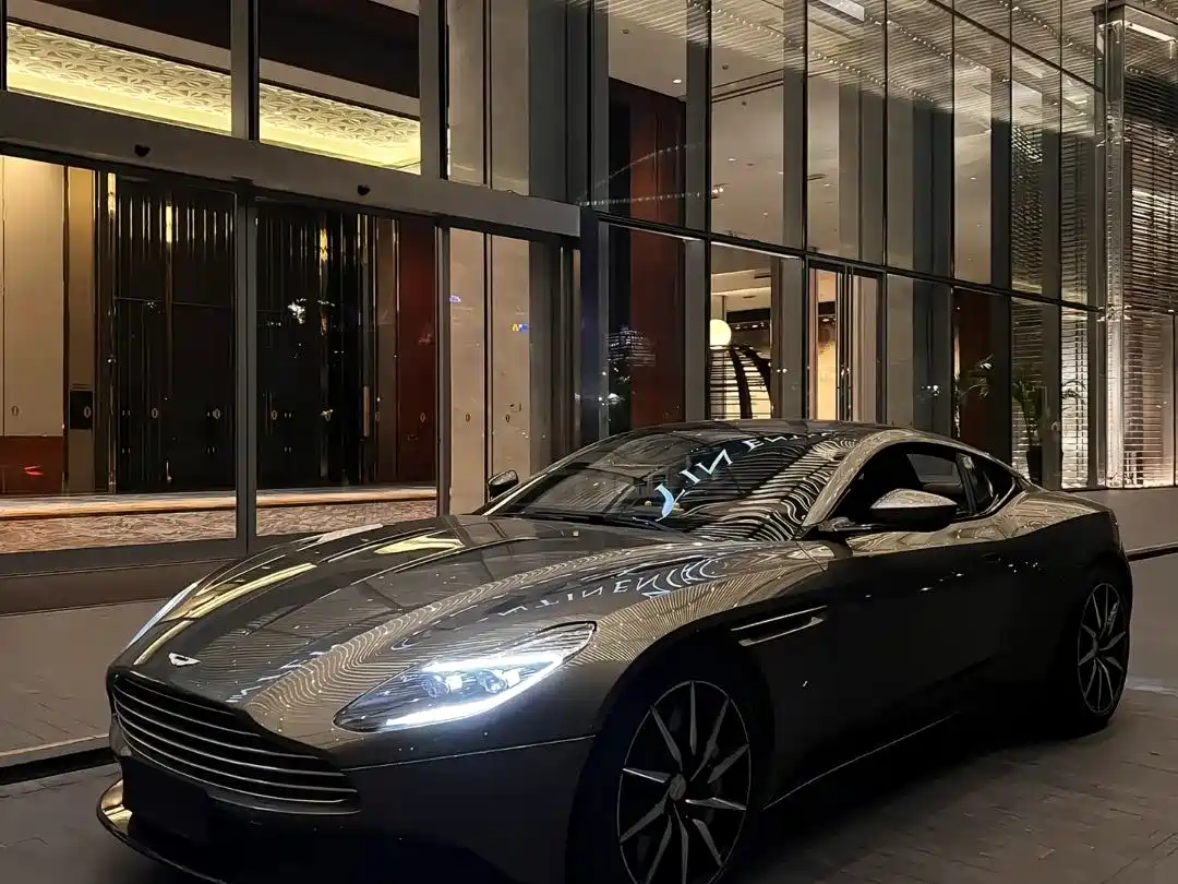 Фото 1 - Aston Martin DB11