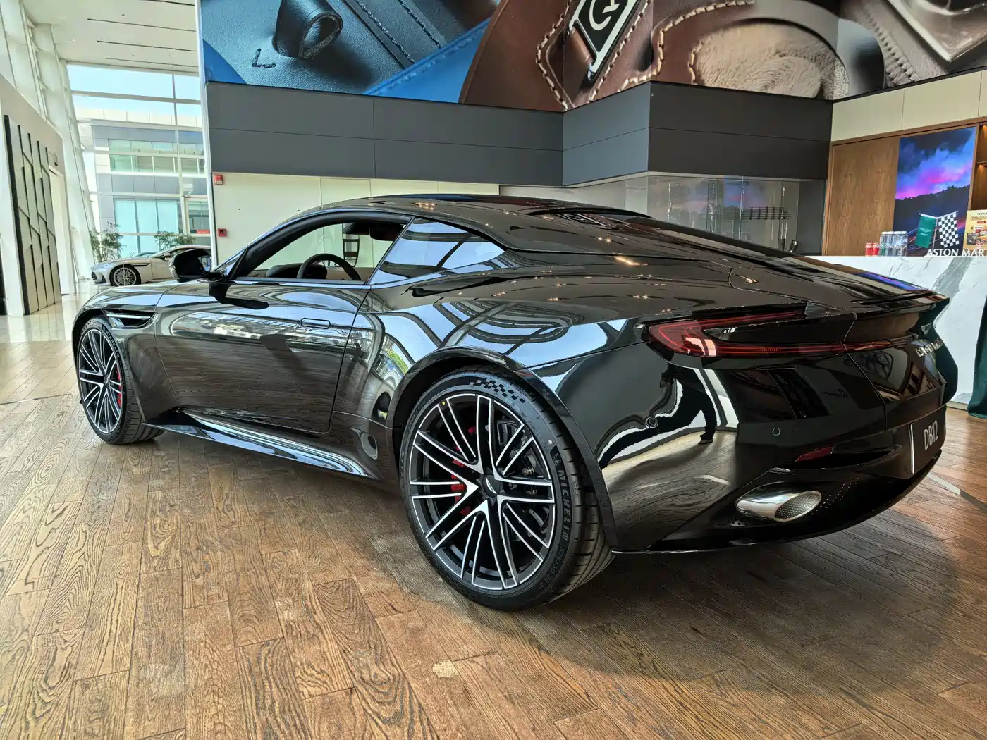 Aston Martin DB12 2025 4.0T V8 Coupe фото 3