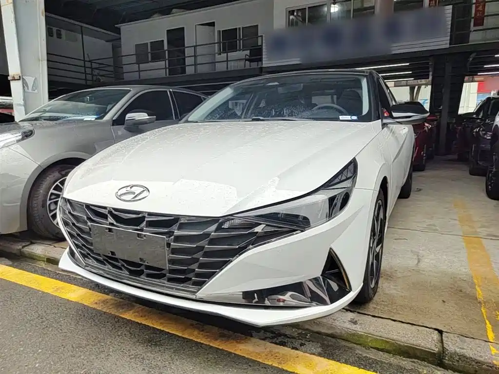 Hyundai Elantra 2021 1.5L CVT LUX Premium Edition фото 2