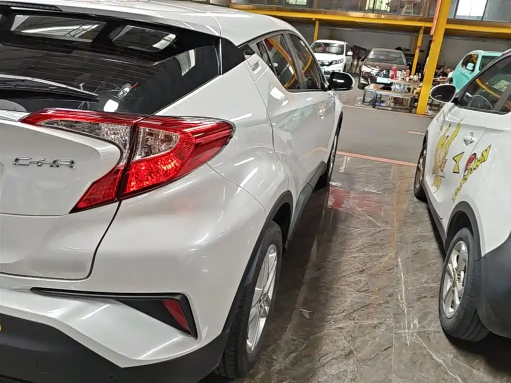 Toyota C-HR 2022 Hybrid 2.0L E-CVT Comfort Edition фото 8