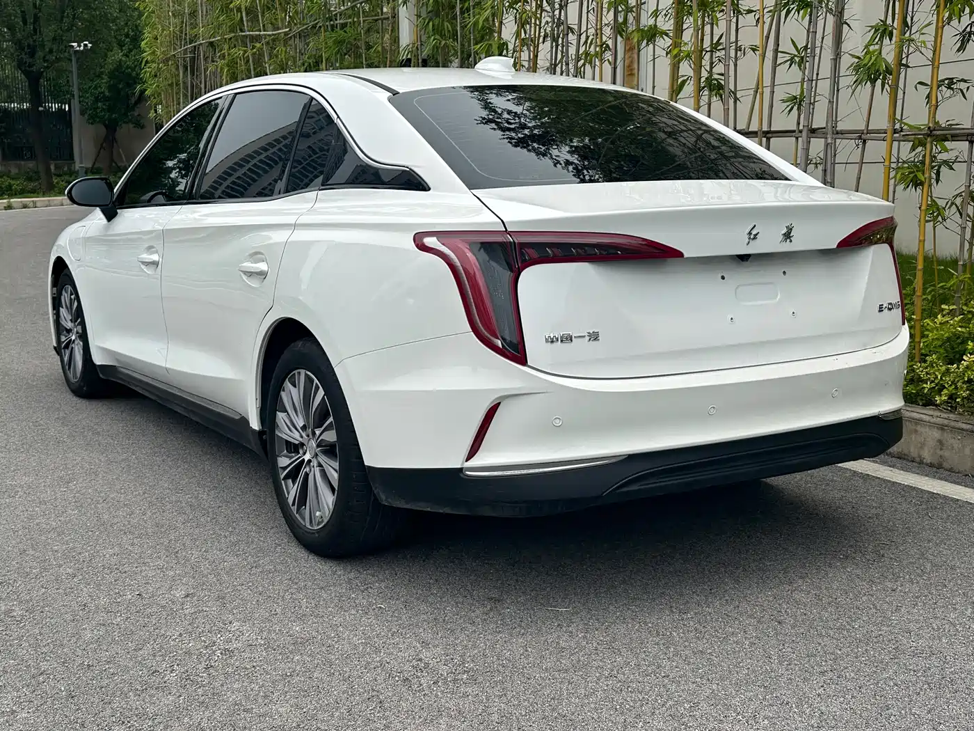 Hongqi E-QM5 2022 431km Charging Enjoyment Edition фото 7