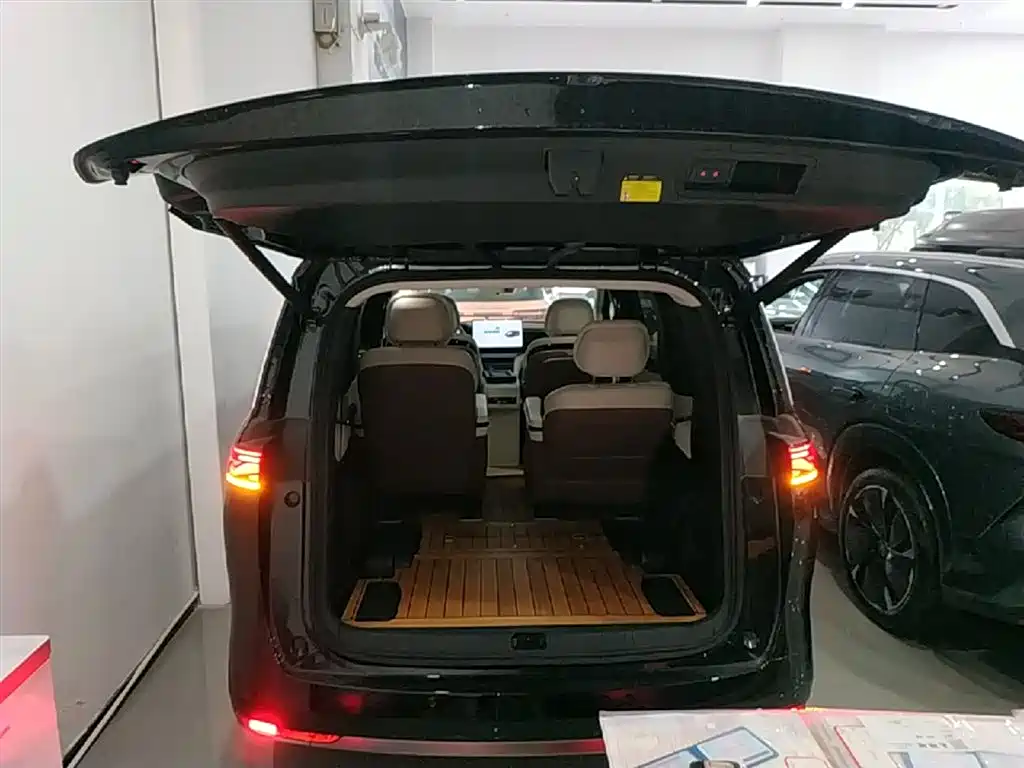 BYD Xia 2025 DM-i 1.5T 180km Surpass Edition фото 19