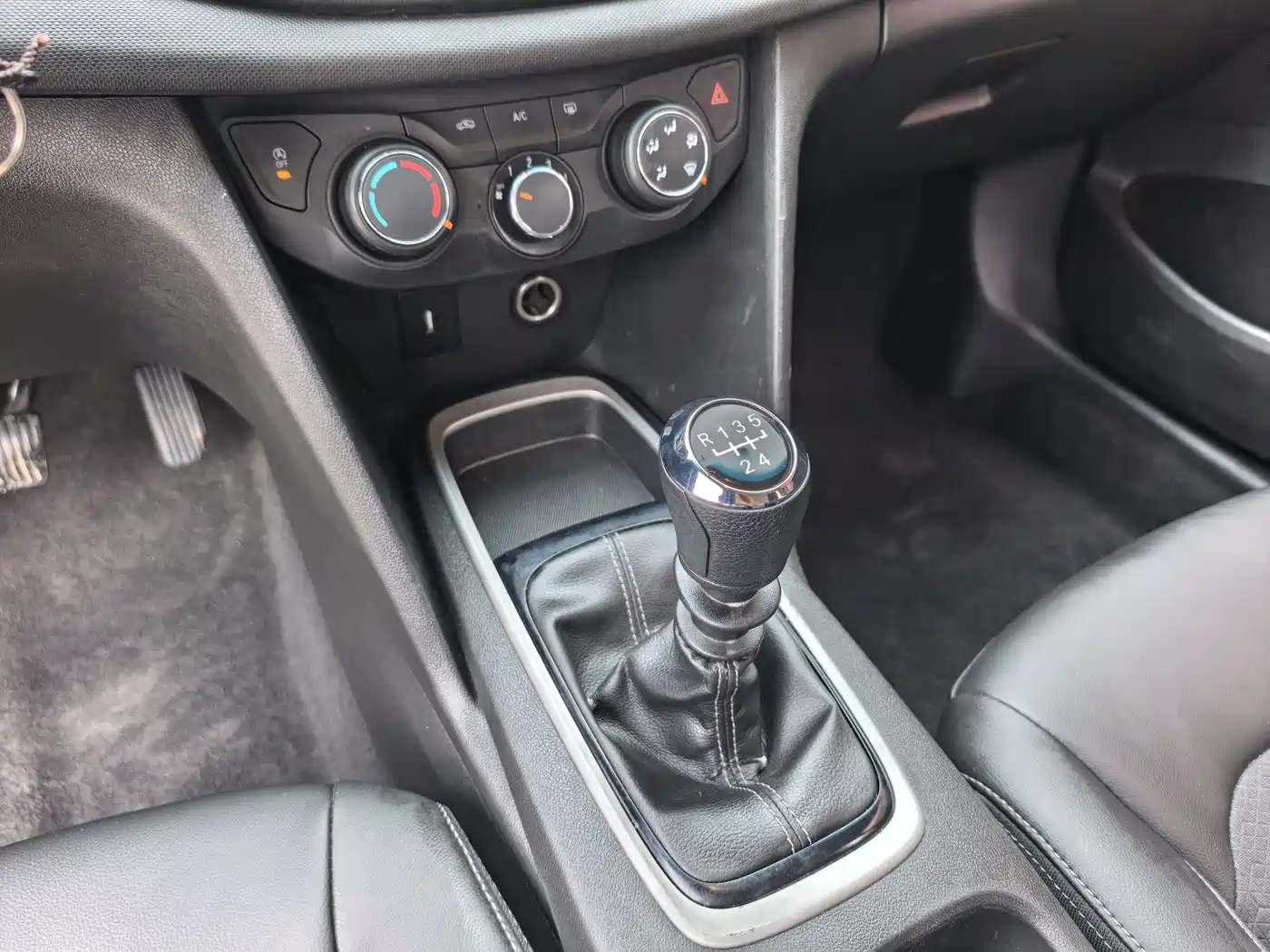 Chevrolet Cavalier 2016 1.5L Manual Delight Edition фото 12