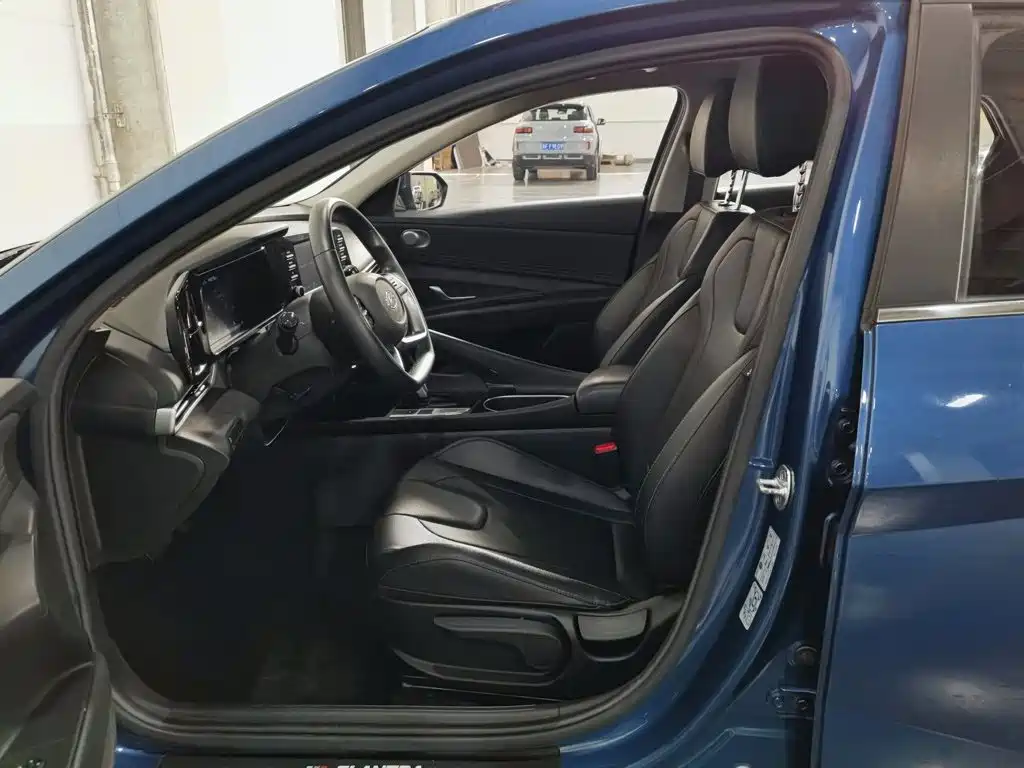 Фото 10 - Hyundai Elantra