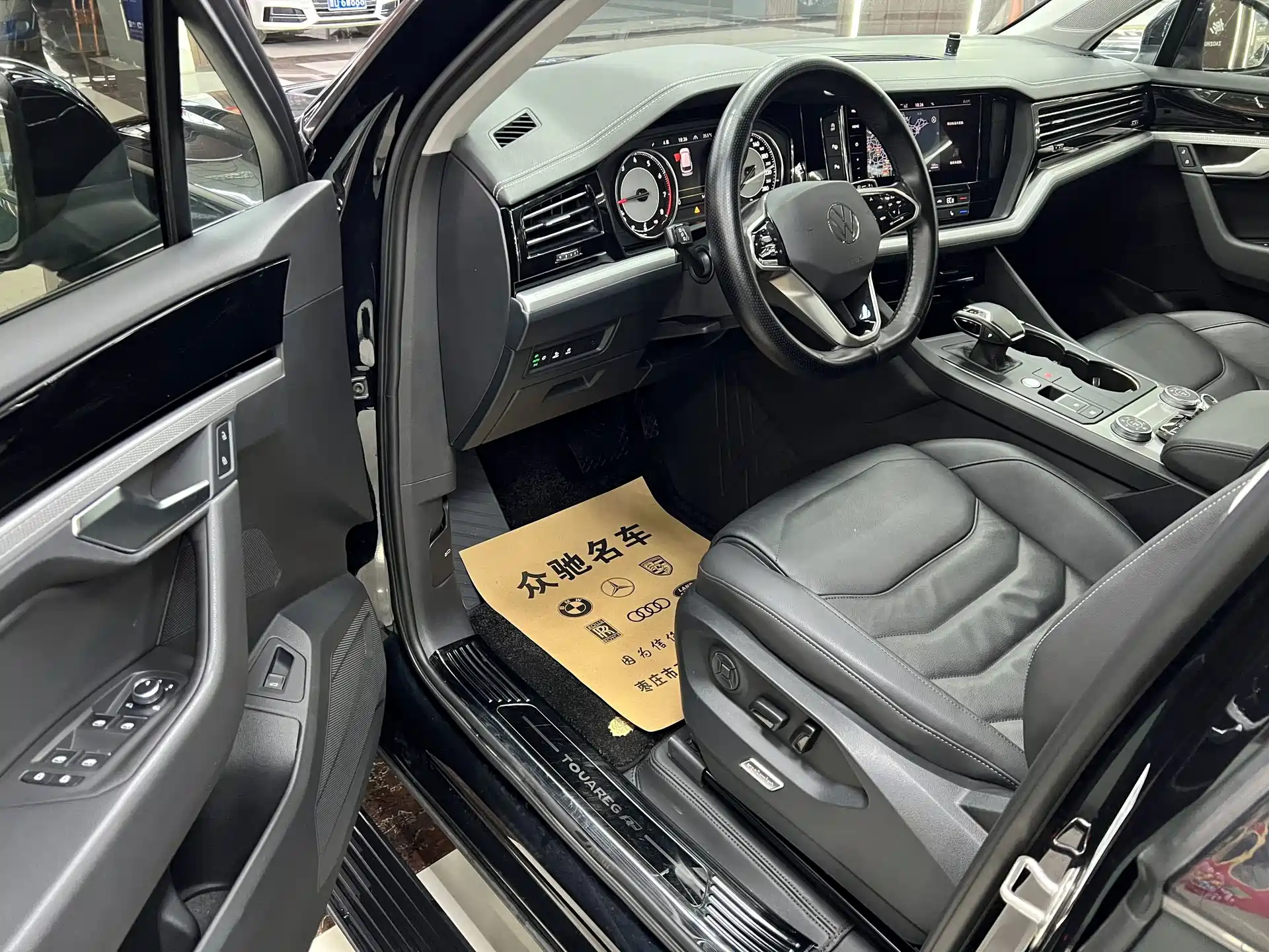 Фото 4 - Volkswagen Touareg