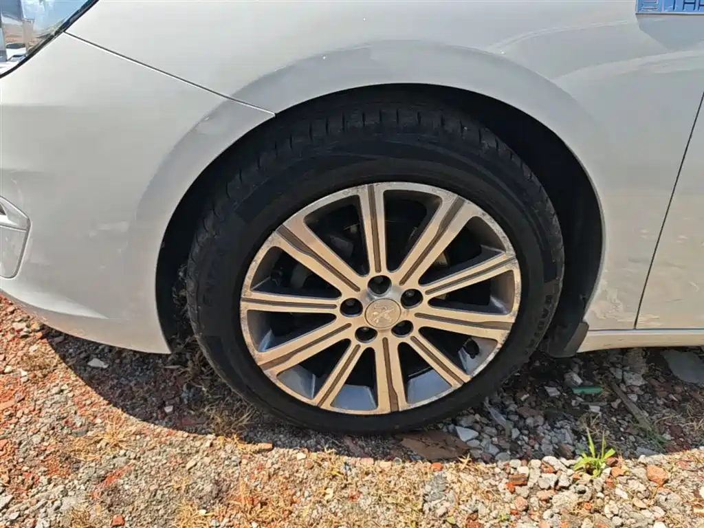 Peugeot 408 2015 Model 1.2T Automatic Luxury Edition фото 23