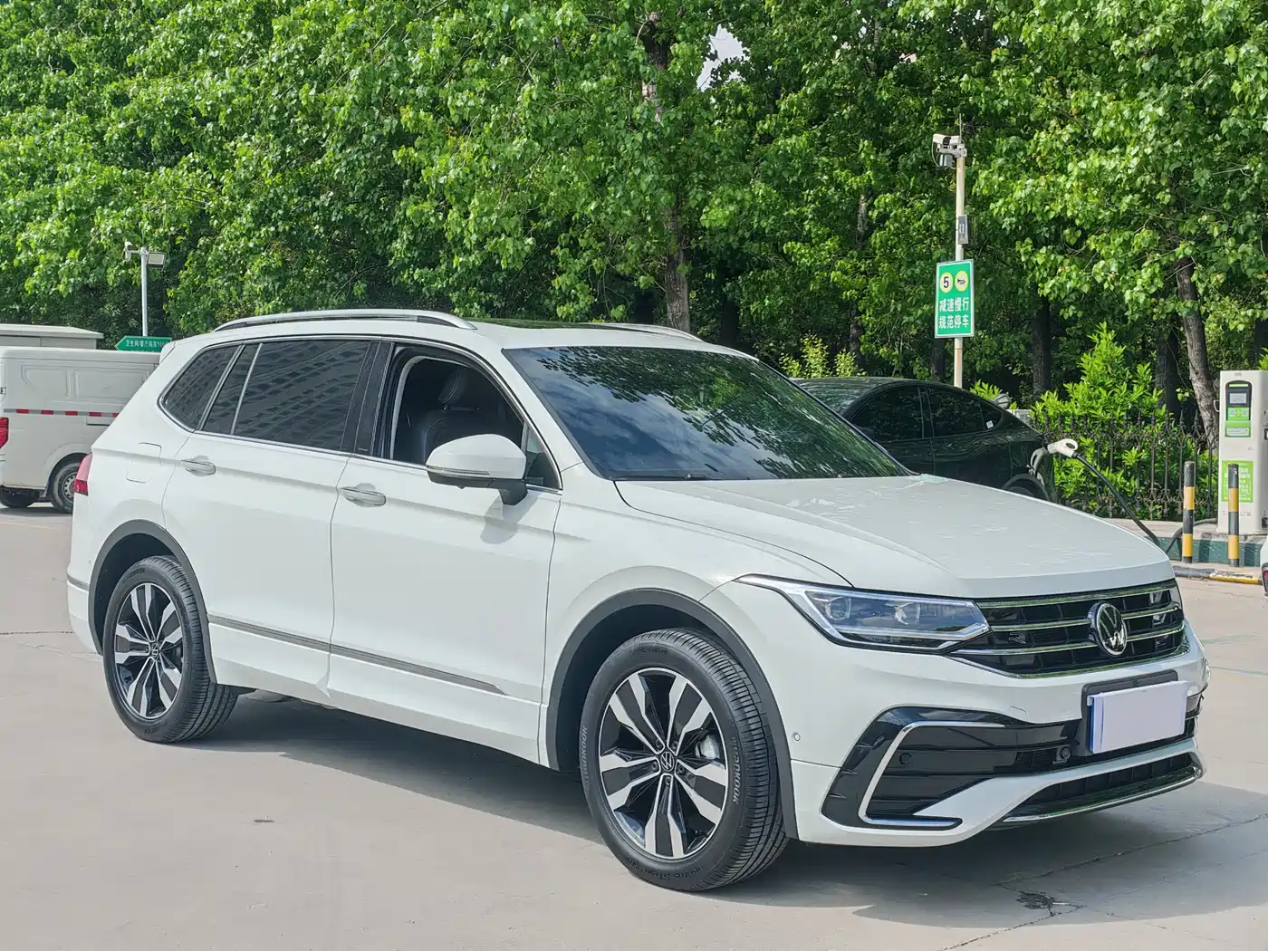 Volkswagen Tiguan L 2024 330TSI Automatic 2WD R-Line Premium Enjoyment Edition фото 2