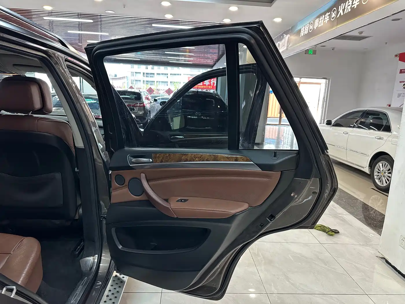 BMW X5 (Import) 2011 xDrive35i Leading Edition фото 13