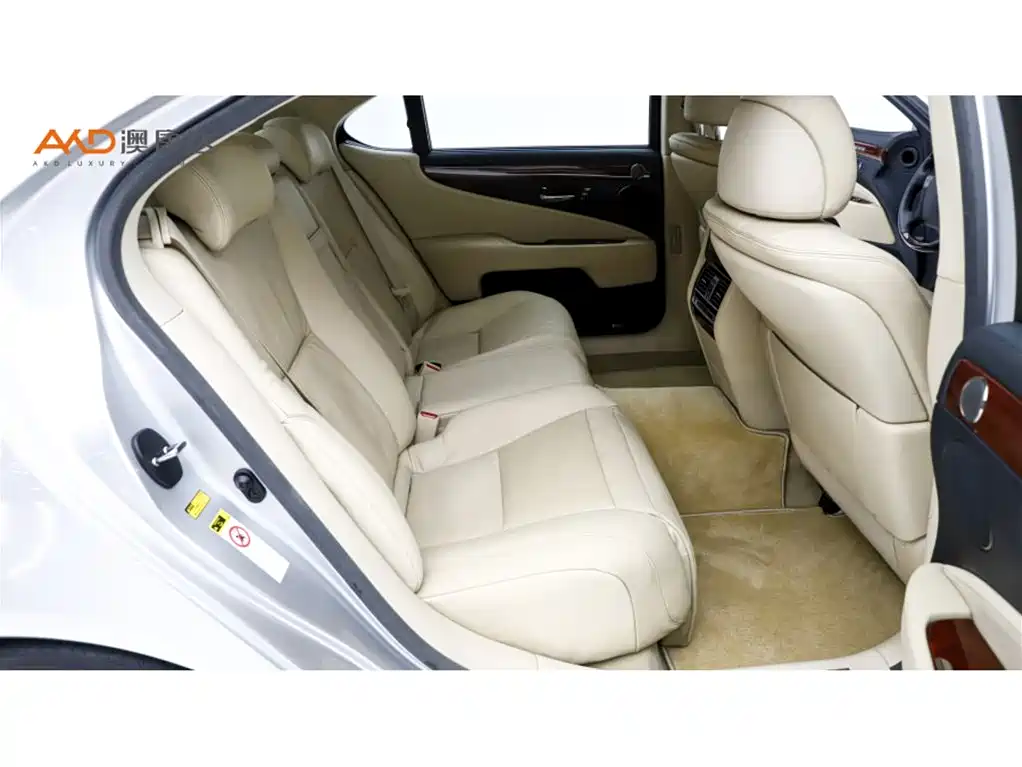 Фото 8 - Lexus LS