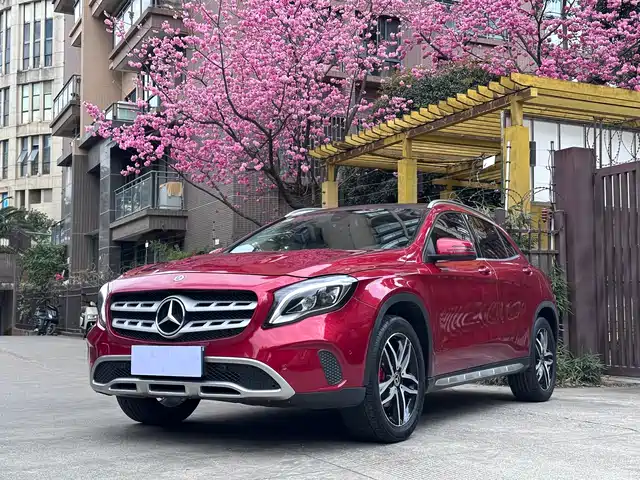 MERCEDES-BENZ GLA