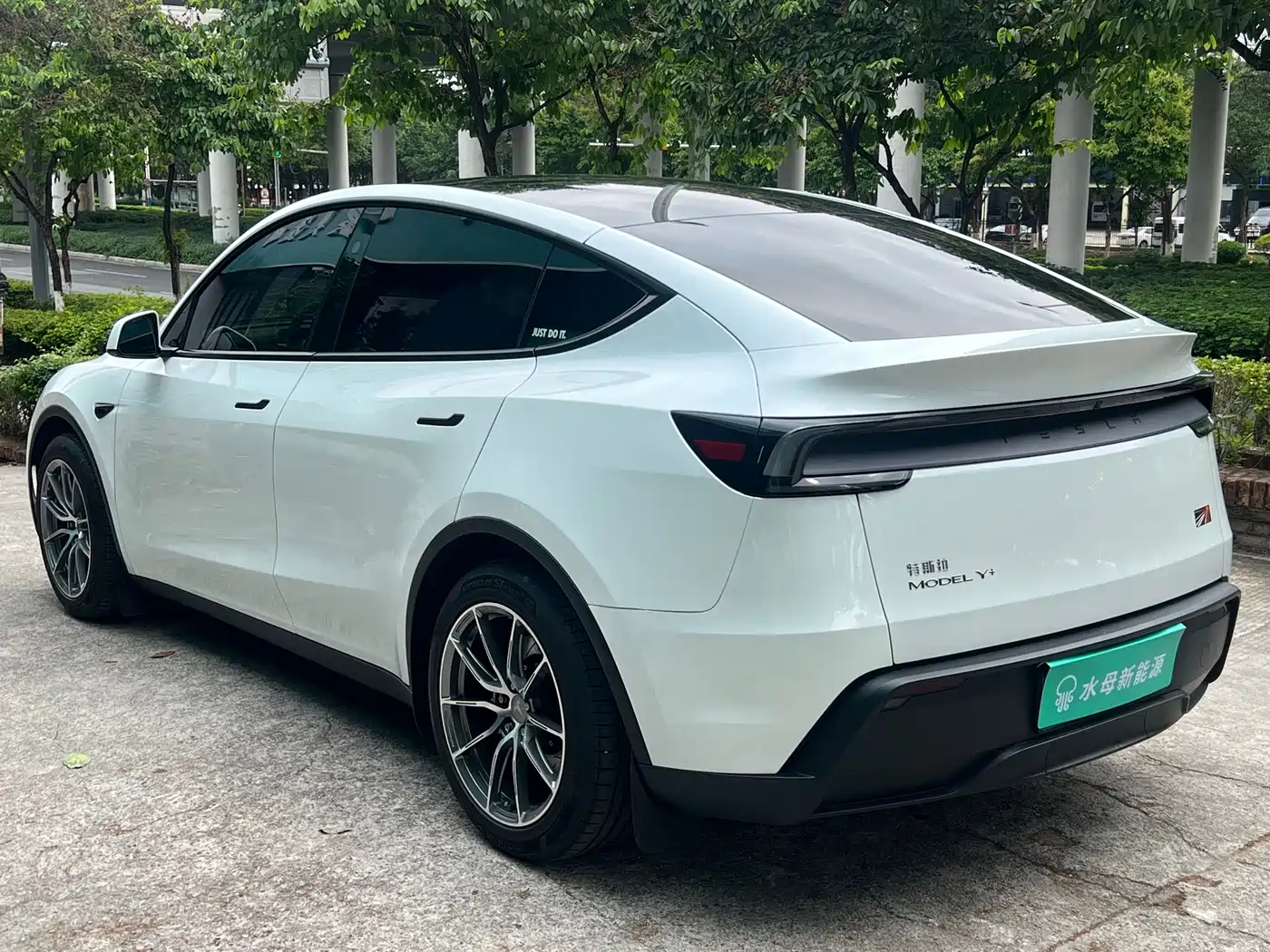 TESLA MODEL Y