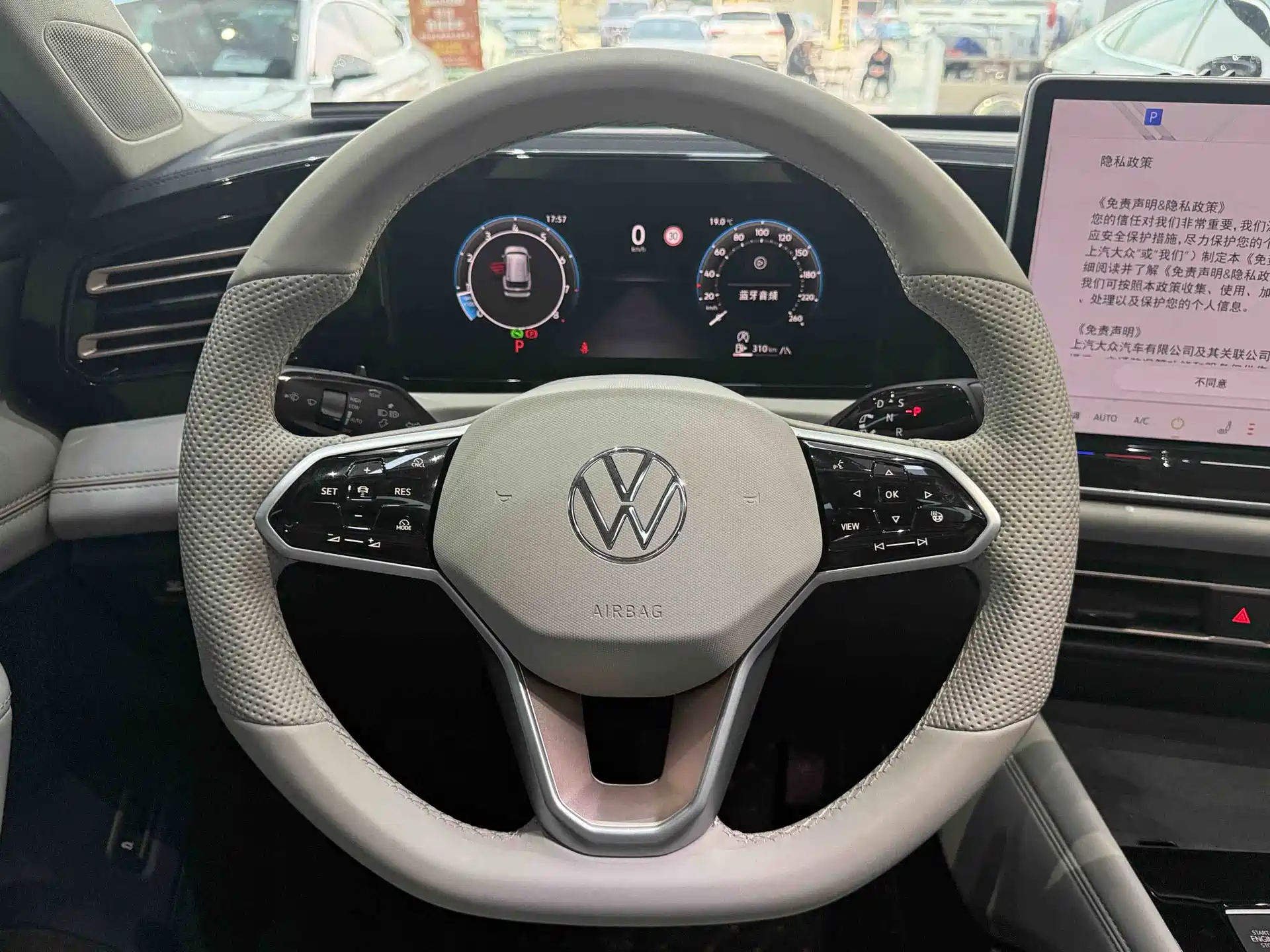 صورة 8 - Volkswagen Tiguan L