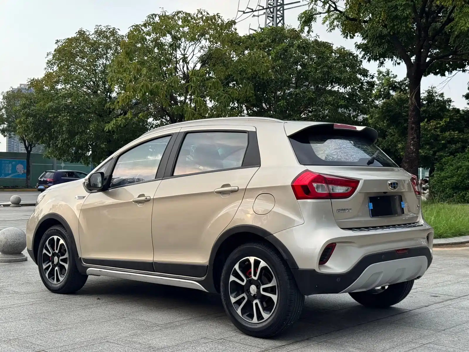 Фото 14 - Geely Vision X3