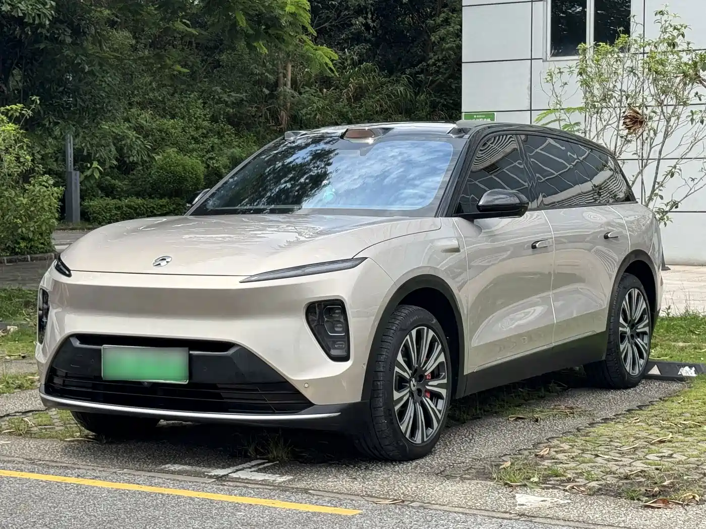 Nio ES8