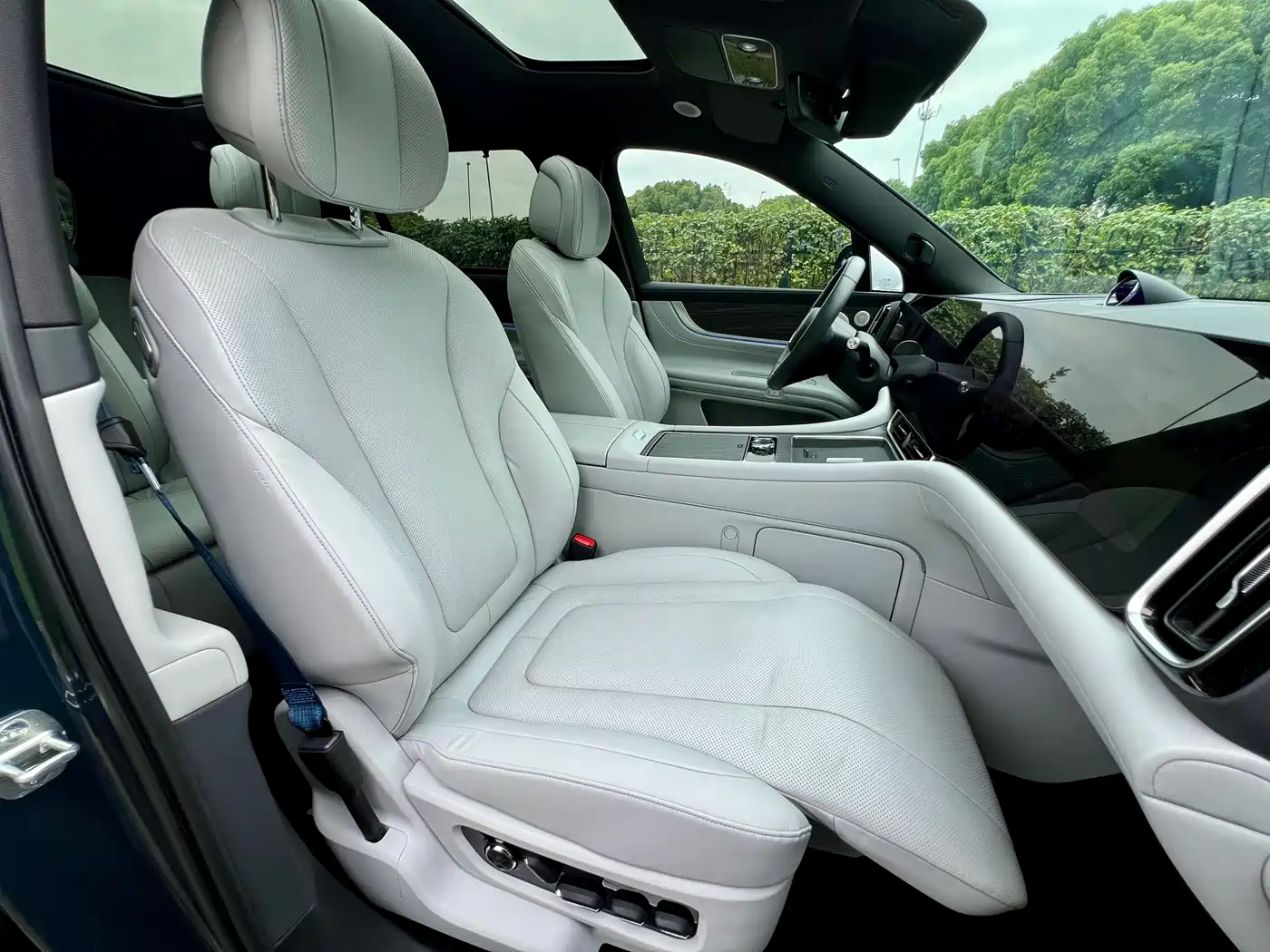 AITO Wenjie AITO M9 2024 Extended Range Ultra 42kWh 6-Seater фото 13