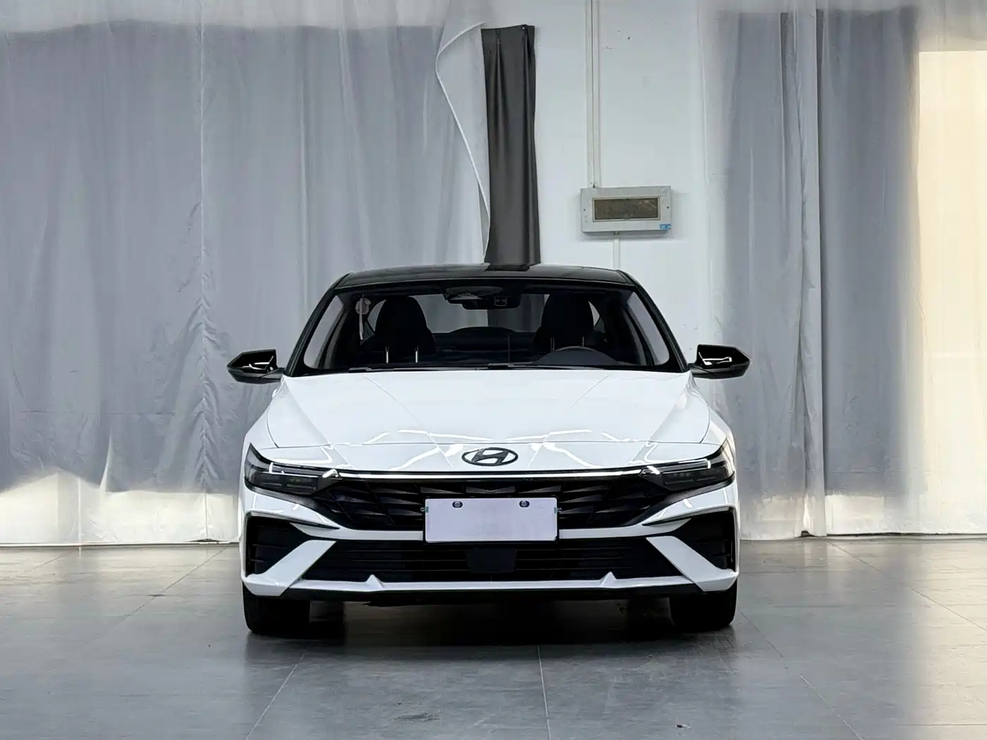 Hyundai Elantra 2023 Model 1.5L CVT LUX Premium Edition фото 3