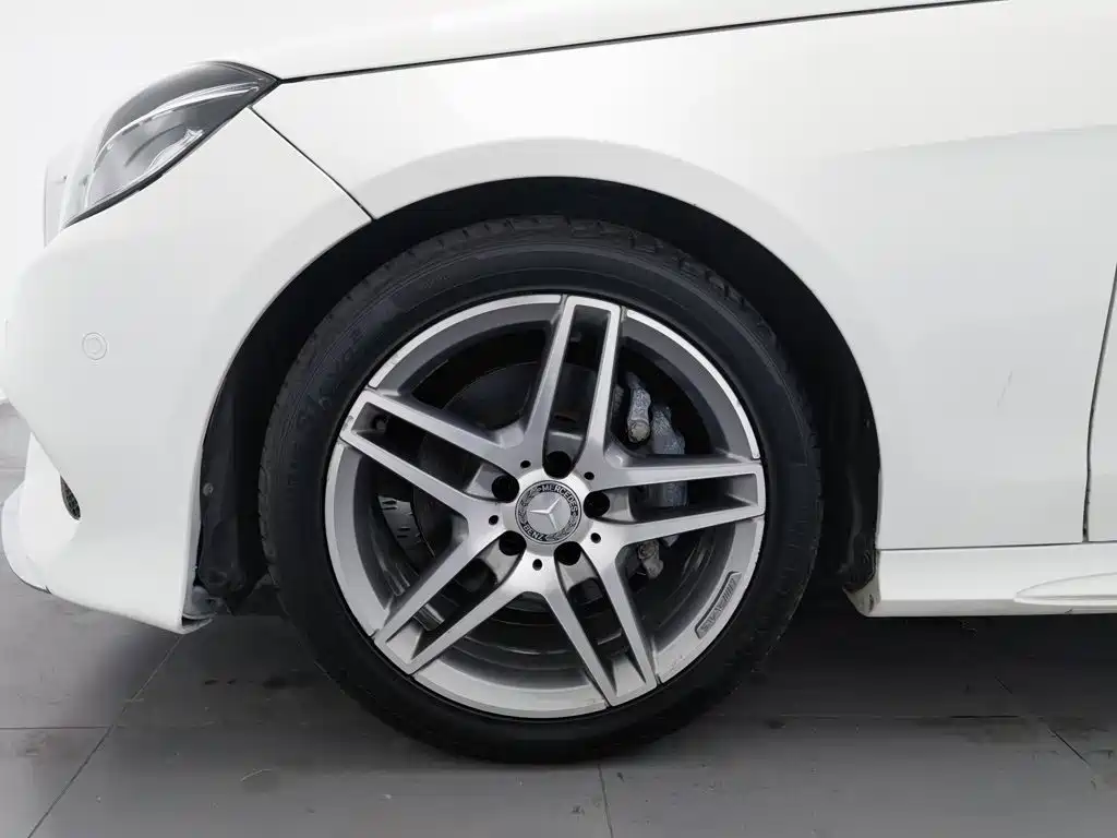 صورة 17 - Mercedes-Benz E-Class