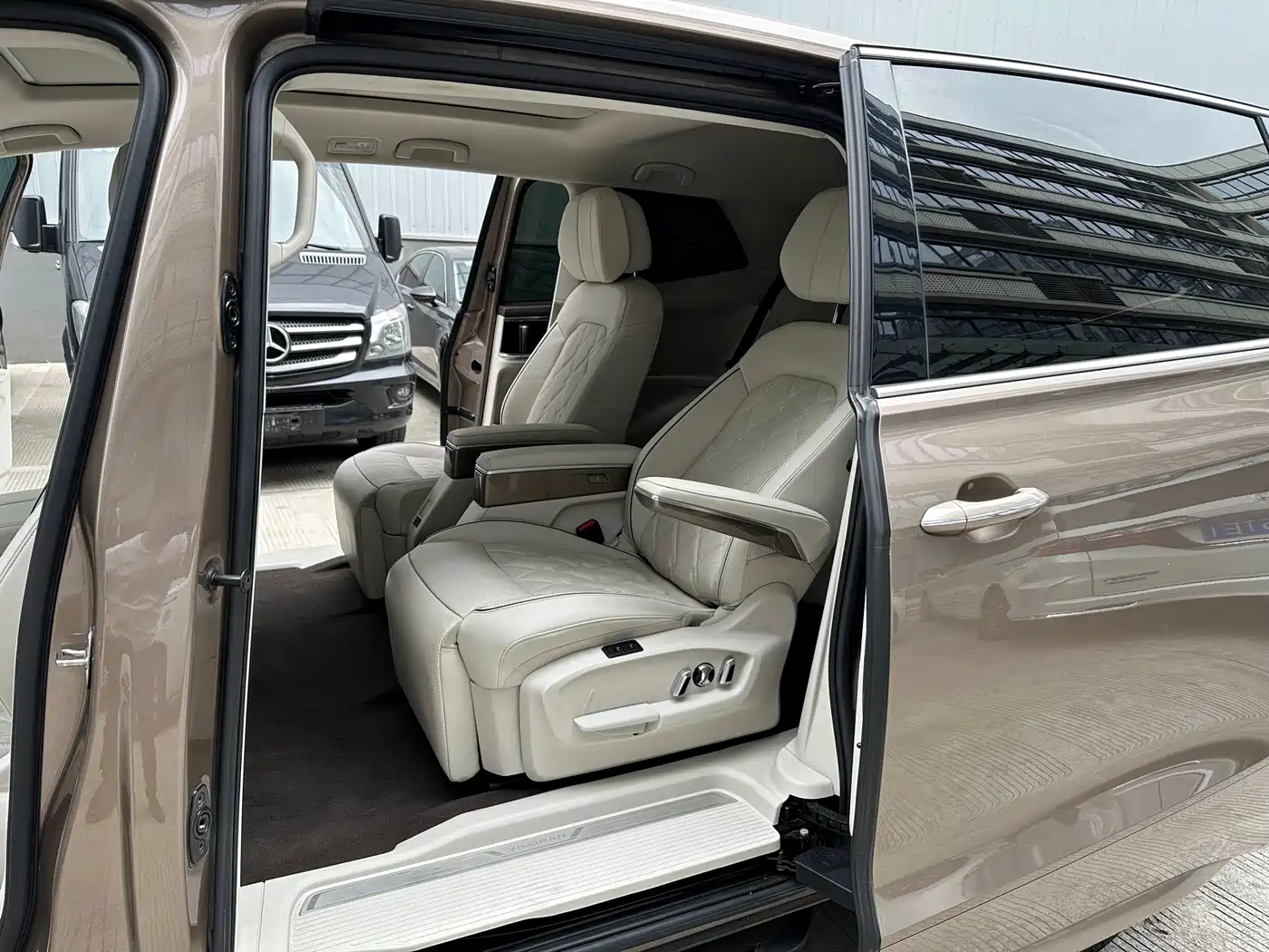 Volkswagen Viloran 2020 380TSI Premium фото 11
