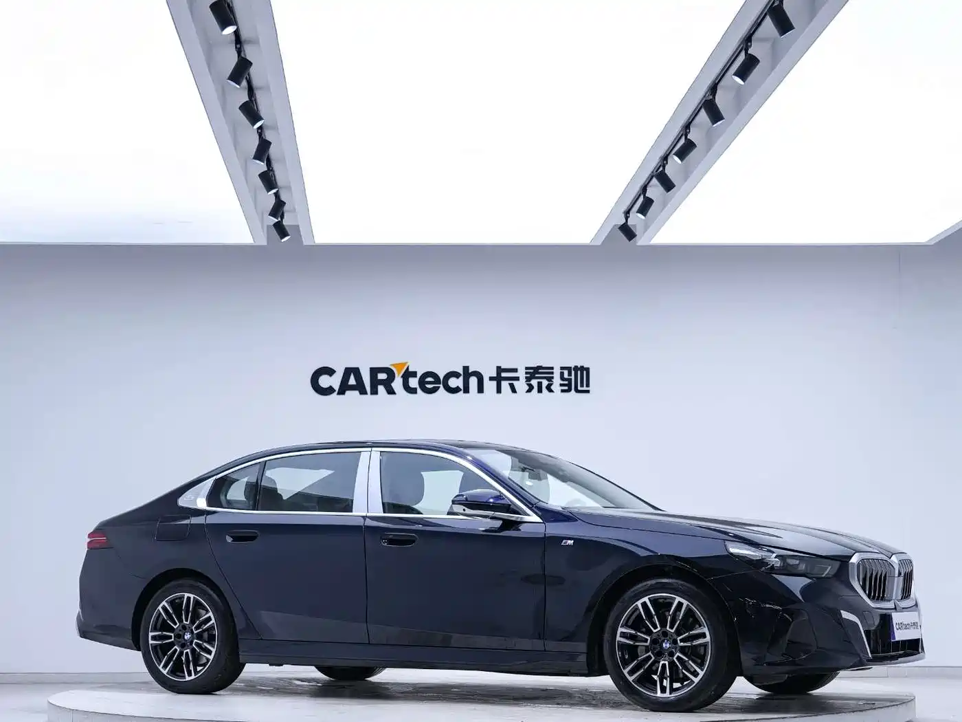 BMW 5 Series 2025 530Li Leading M Sport Package фото 3