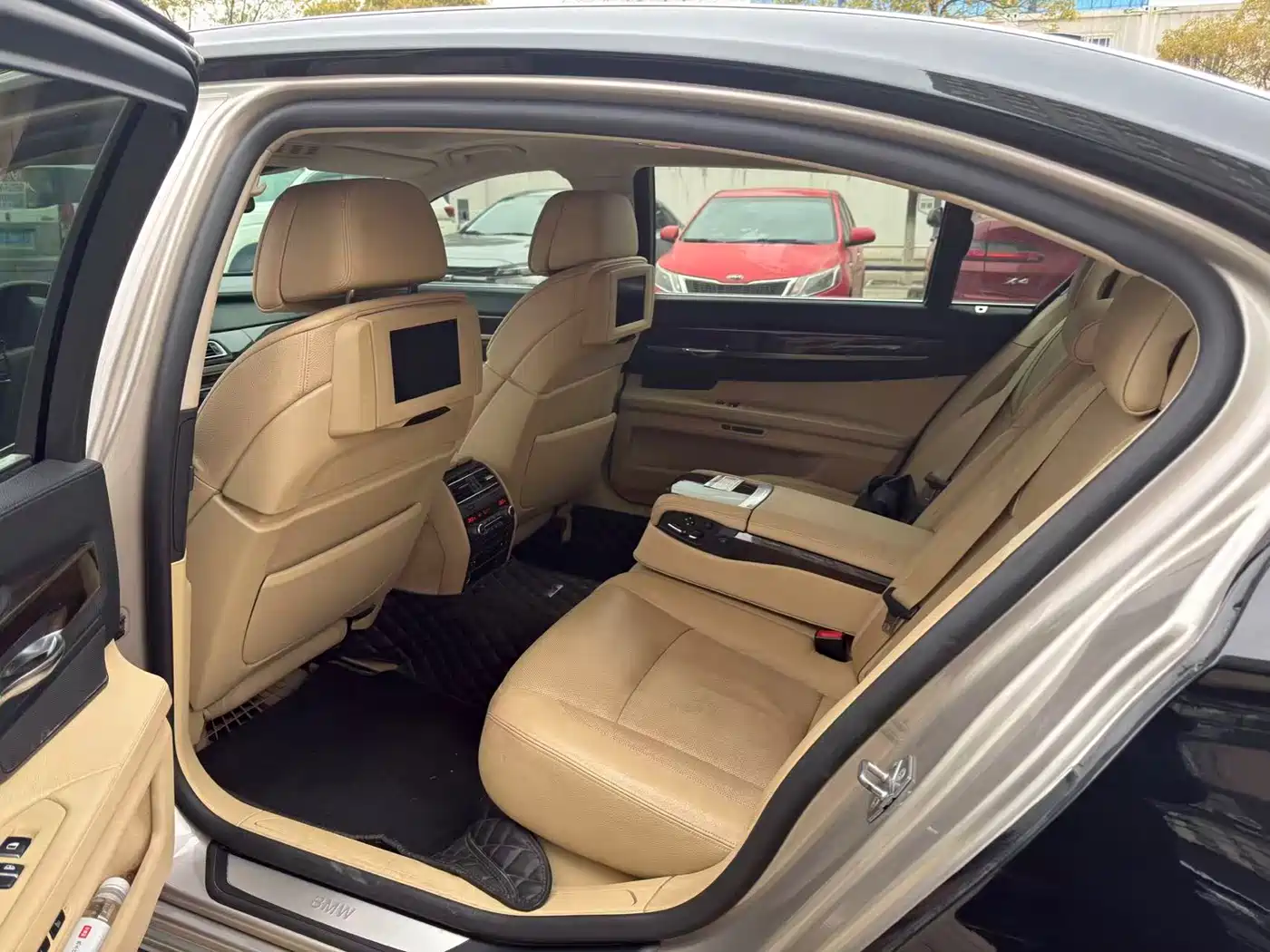 BMW 7 Series 2011 740Li Steinway Limited Edition фото 6