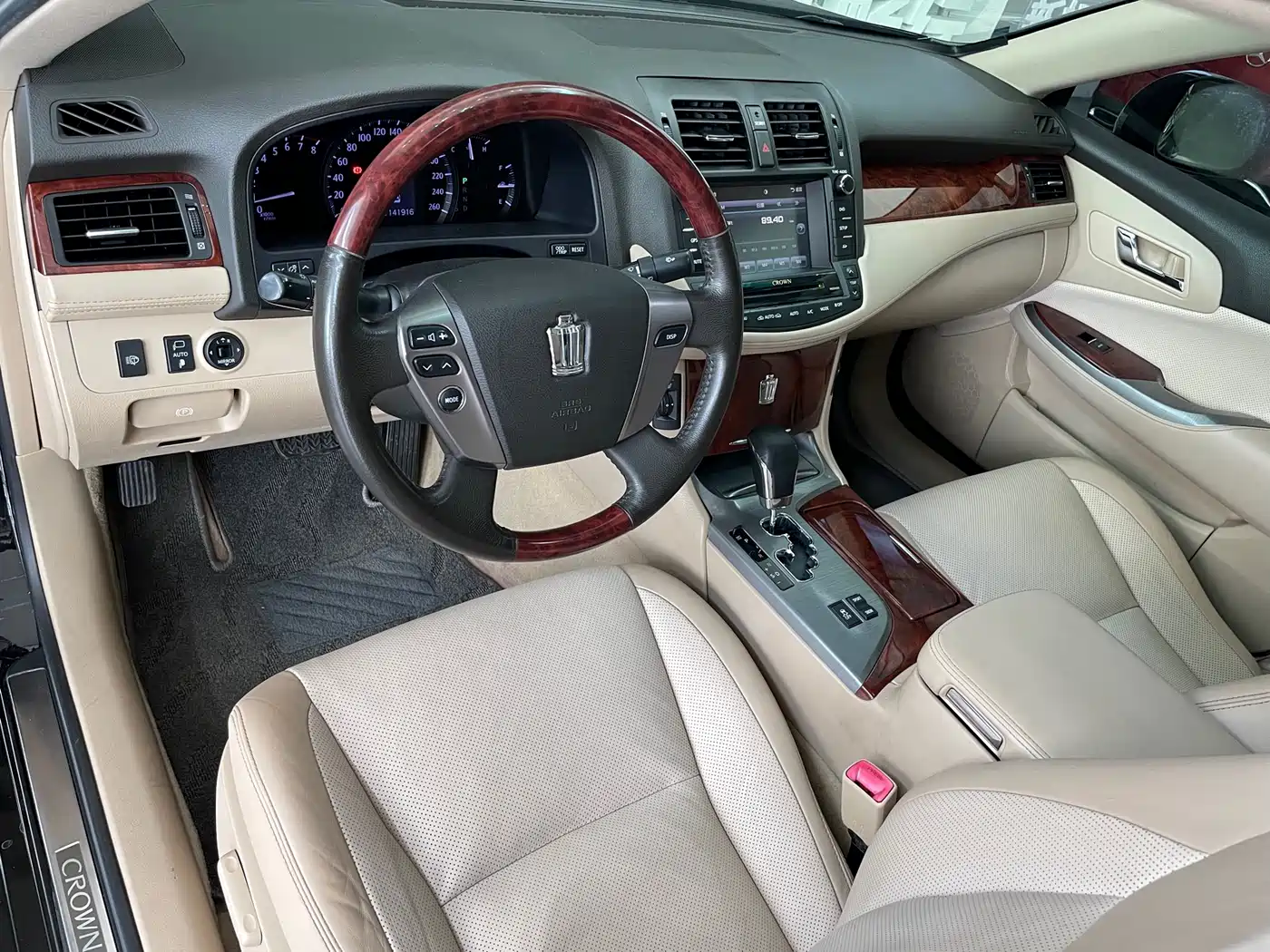 Toyota Crown 2012 2.5L Royal Leather Edition фото 7