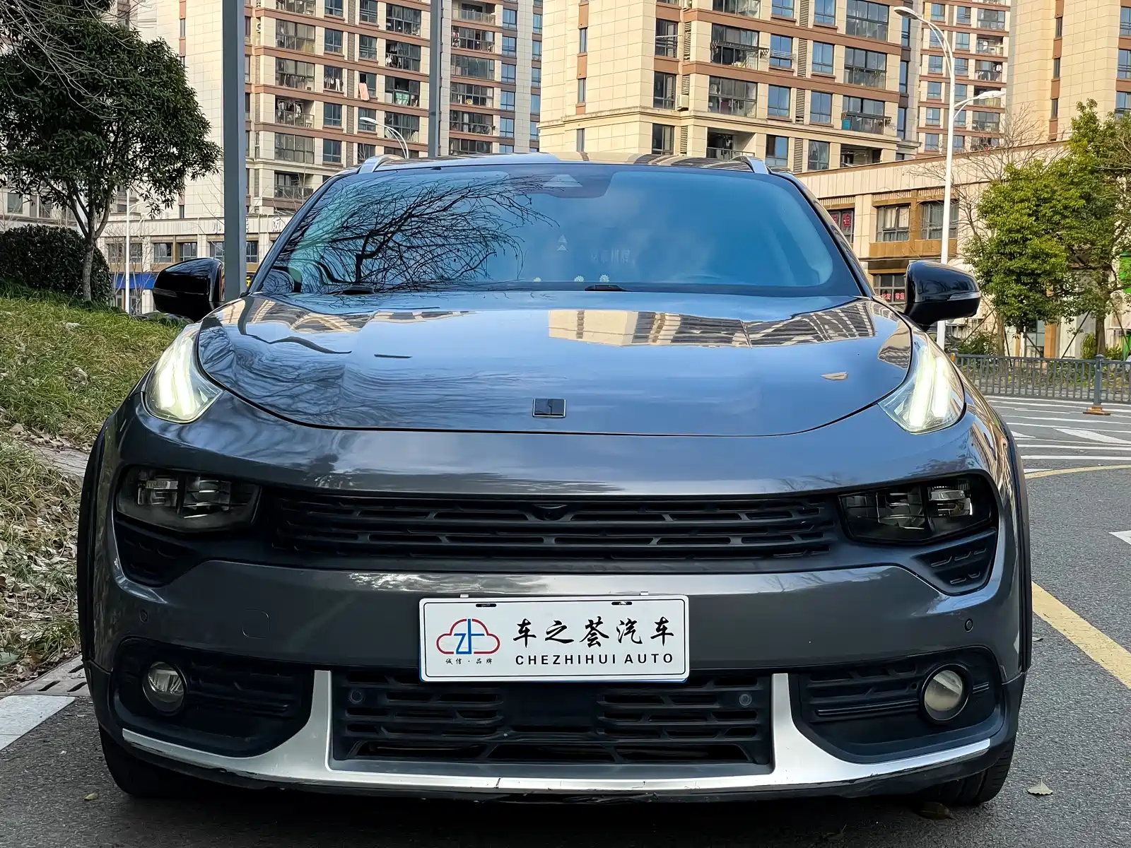 Фото 1 - Lynk & Co 02