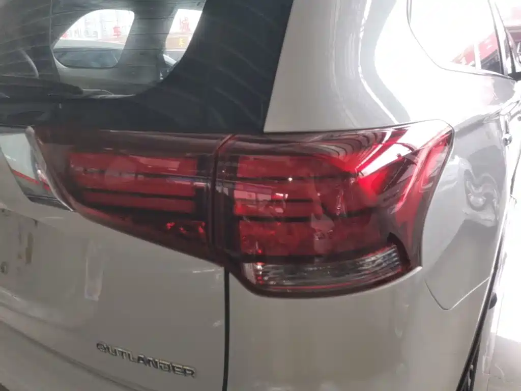 Фото 8 - Mitsubishi Outlander