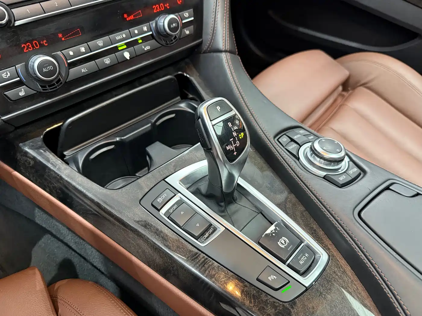 BMW 6 Series 2012 650i Coupe фото 16