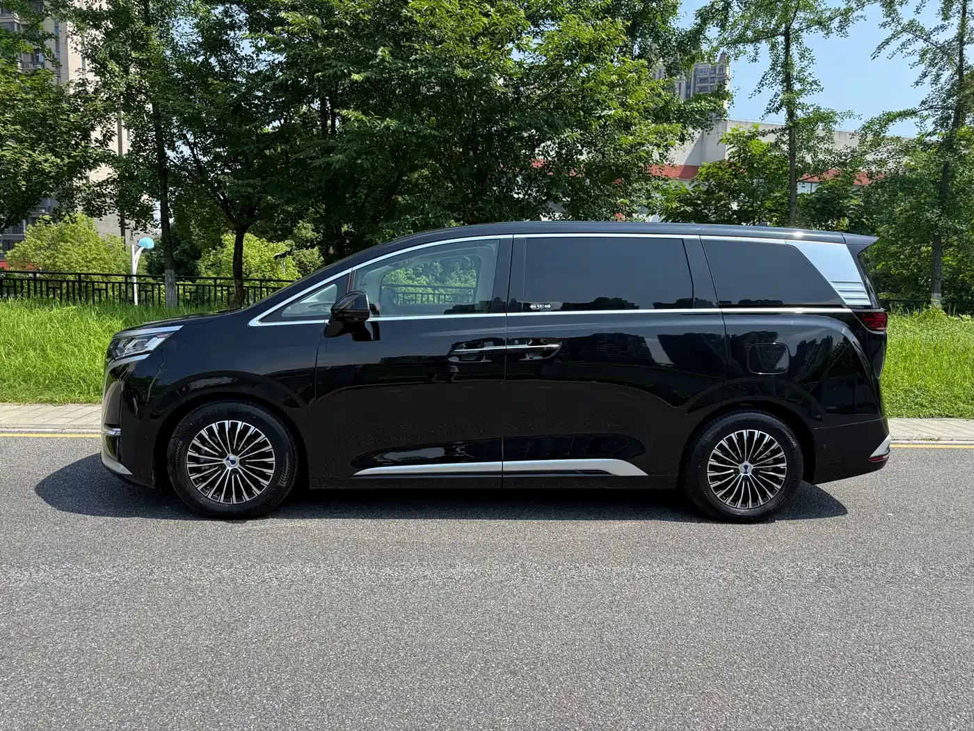 Denza D9 2024 EV 600 AWD Flagship фото 3