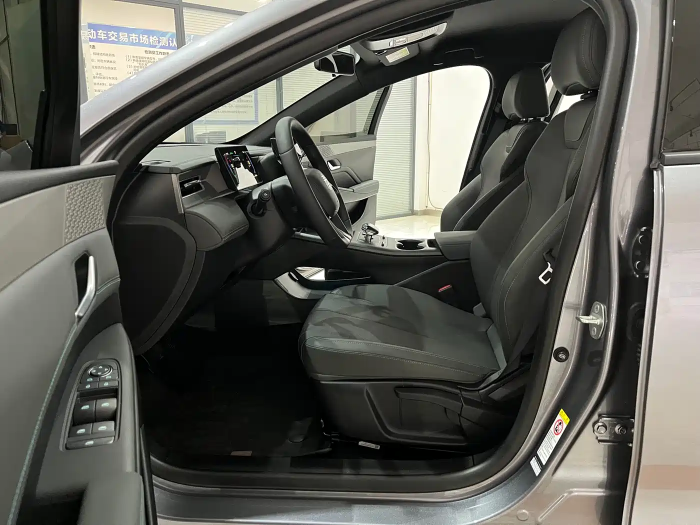 BYD Qin PLUS 2025 DM-i Smart Drive 55KM Leader фото 8