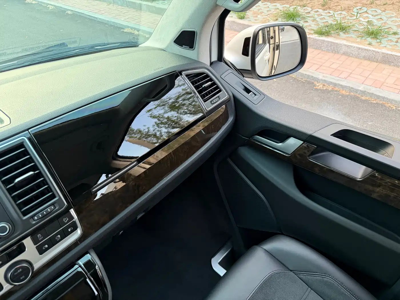 Volkswagen Multivan 2018 2.0TSI 4WD Premium Edition 7-Seater фото 10