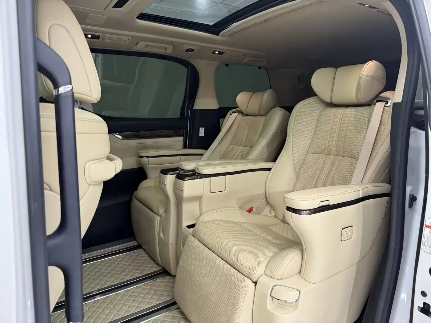 Toyota Vellfire 2020 Twin Engine 2.5L HV Premium Edition фото 5
