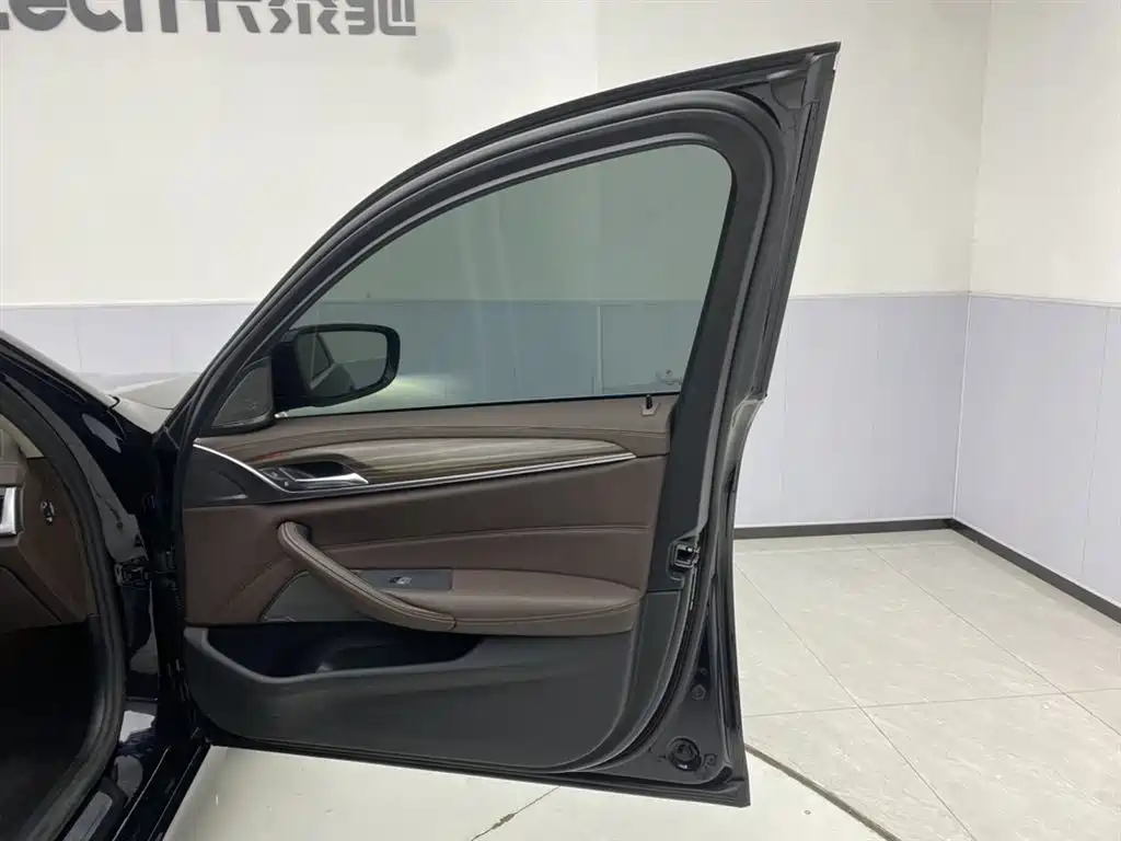 BMW 5 Series 2023 530Li Leading Luxury Package фото 26