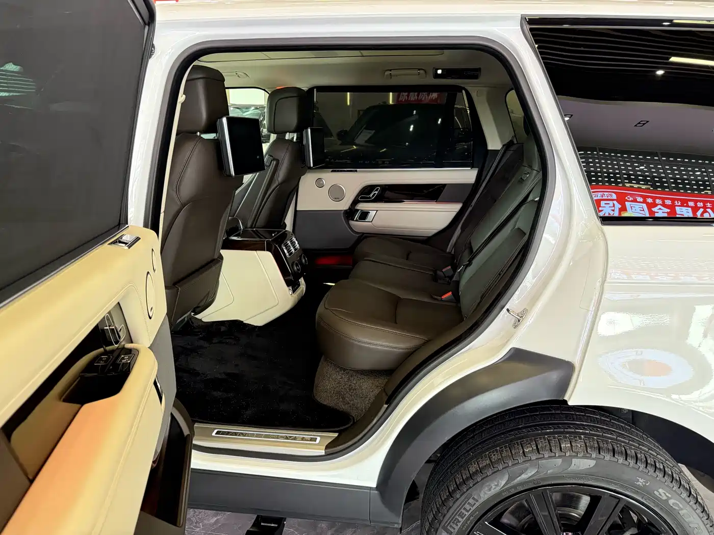 Land Rover Range Rover 2020 3.0 L6 Heritage Extended Edition фото 15