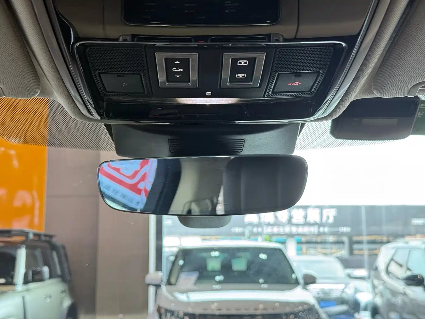 Land Rover Range Rover 2020 3.0 L6 Heritage Extended Edition фото 21