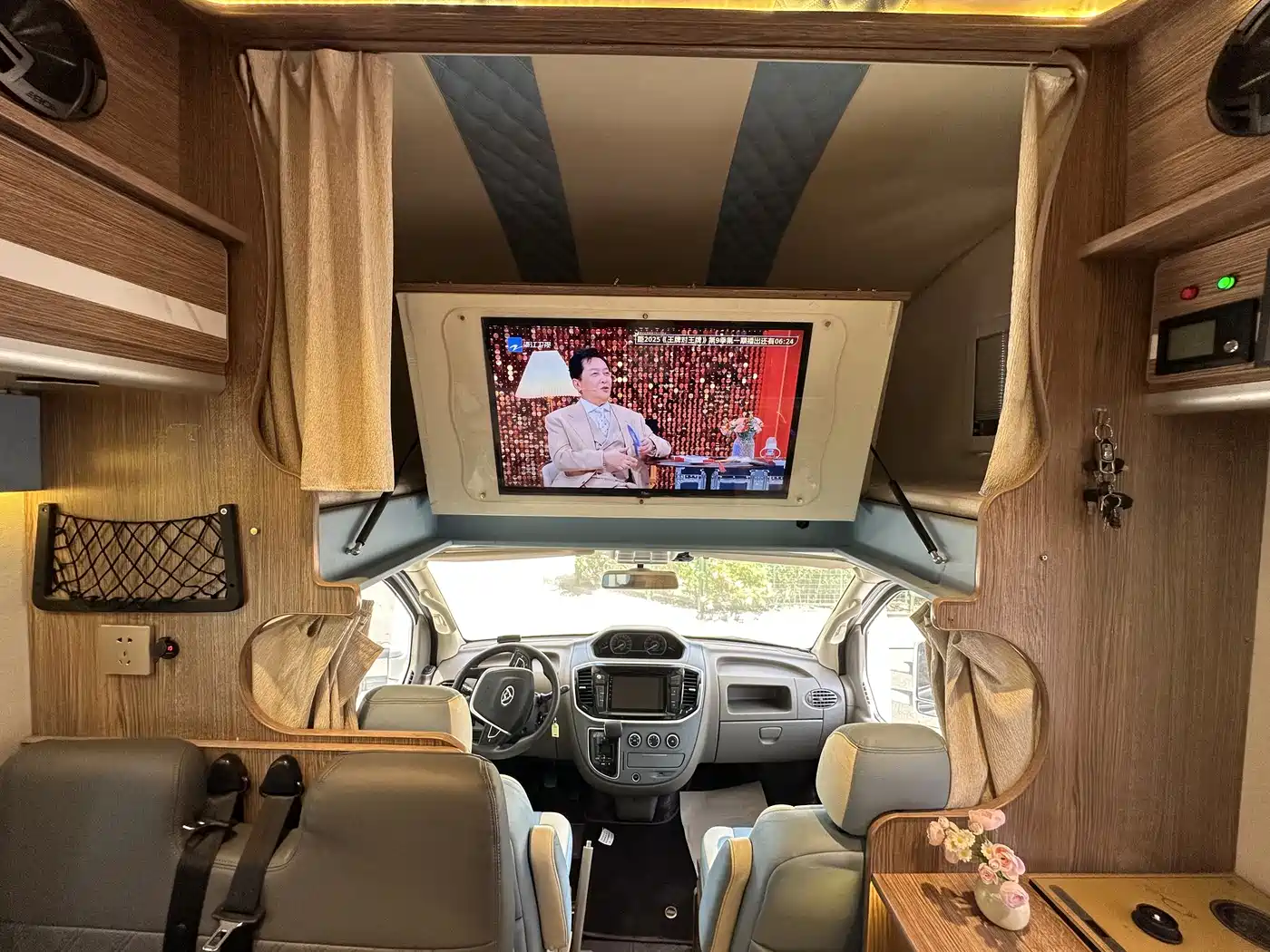 SAIC Maxus Xintu V80 2018 2.5T AMT Elite Short Wheelbase Medium Roof 5-6 Seater фото 33