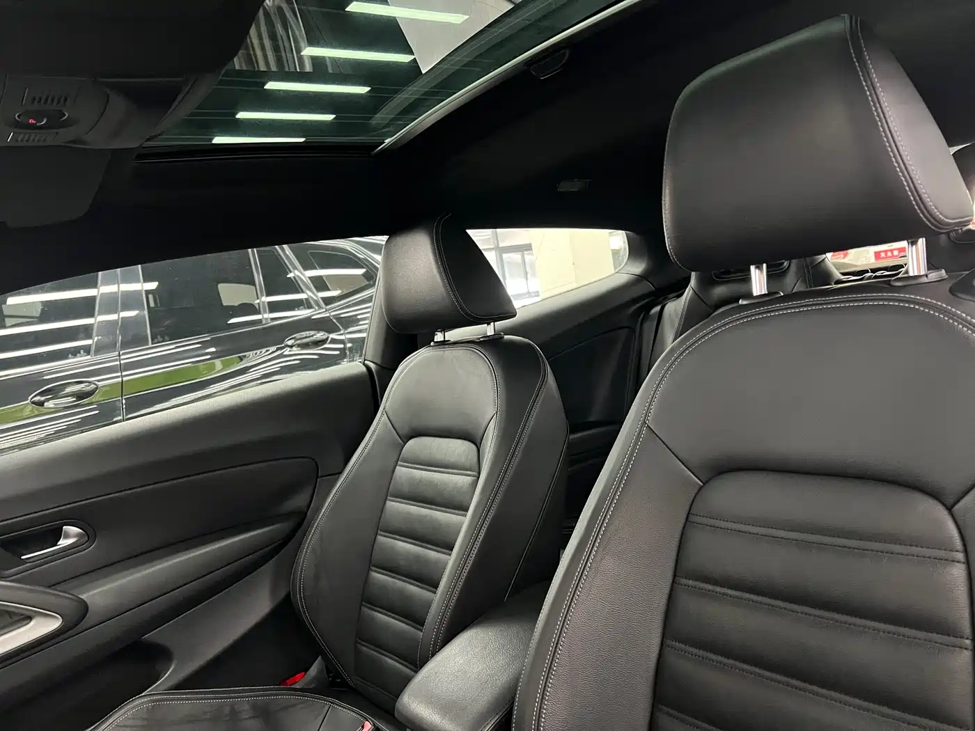 Volkswagen Scirocco 2011 2.0TSI Luxury фото 9