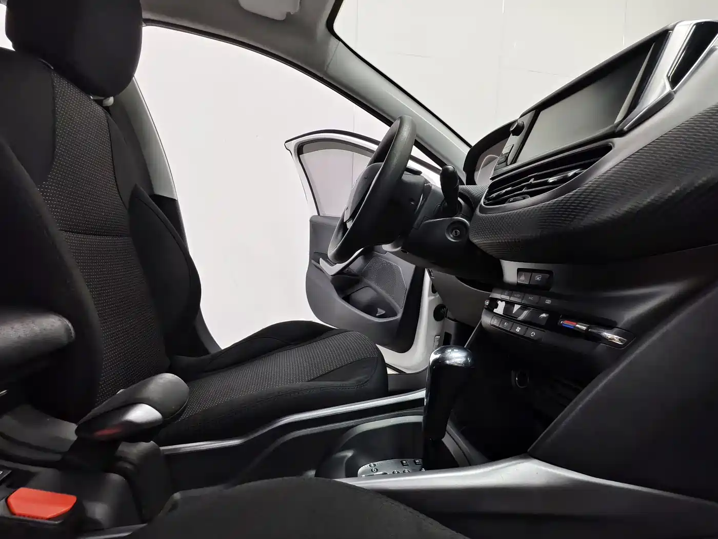 Peugeot 2008 2014 1.6L Automatic Fashion Edition фото 14