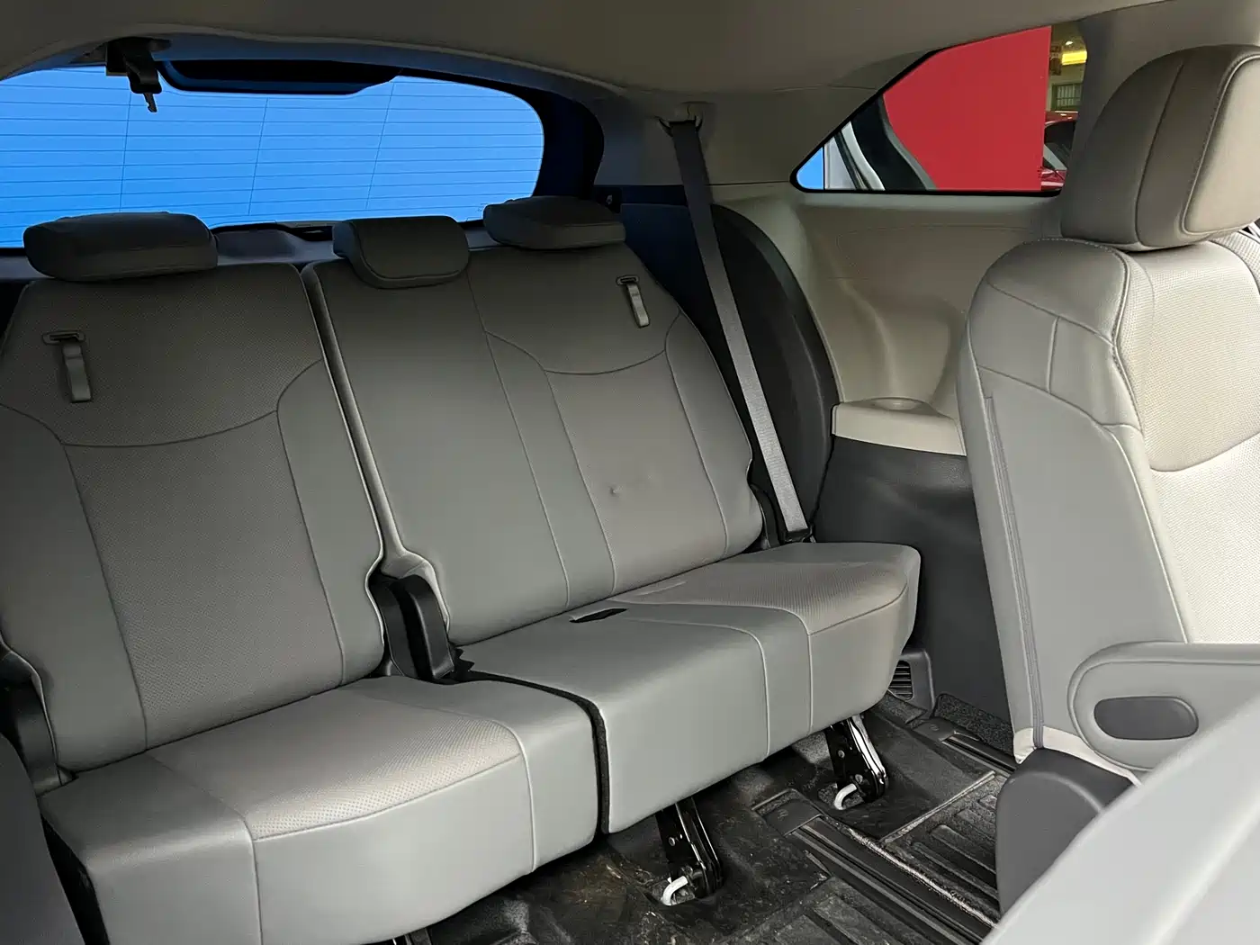 Toyota Sienna 2023 2.5L Hybrid Luxury Edition фото 12