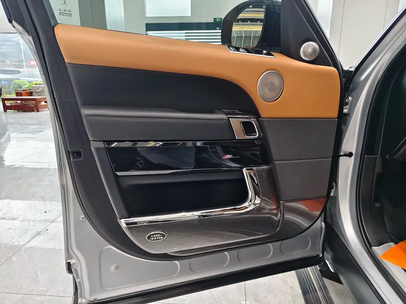 Land Rover Range Rover Sport 2022 3.0 L6 Gloss Black Edition фото 6