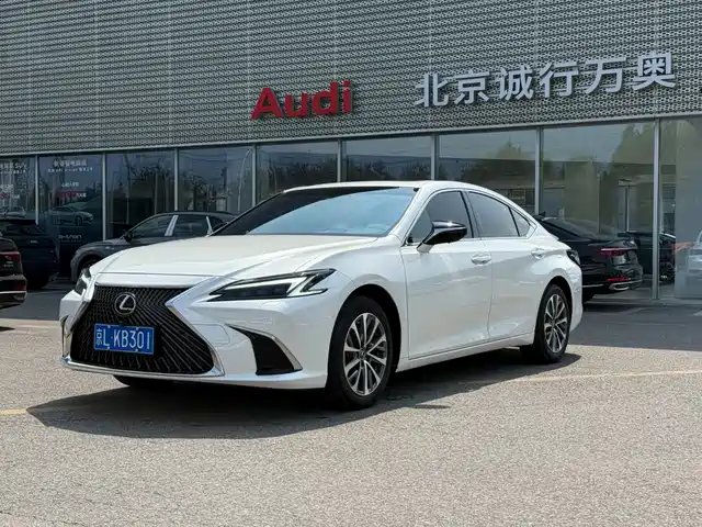 Lexus ES 2025
