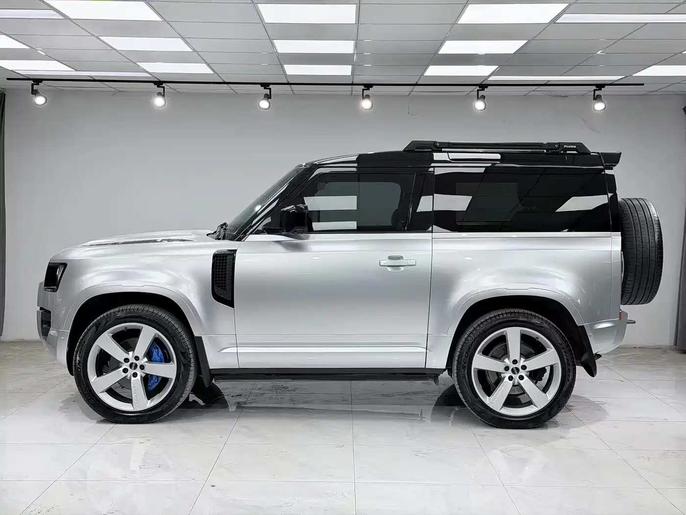 Land Rover Defender 2022 Model 90 3.0T P400 XS фото 3
