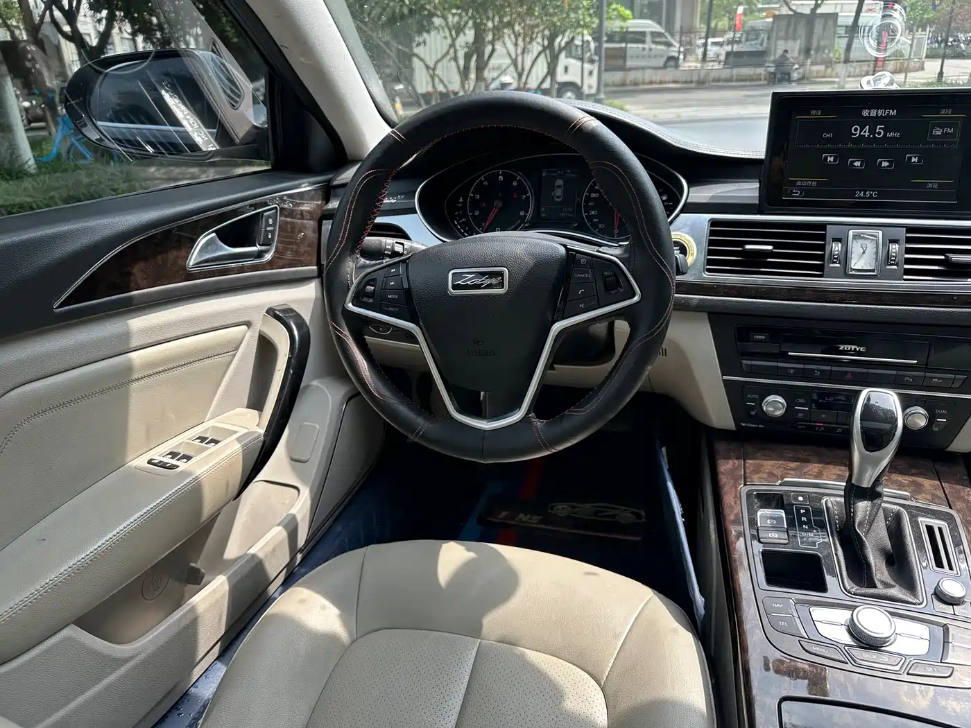 Фото 12 - Zotye Z700