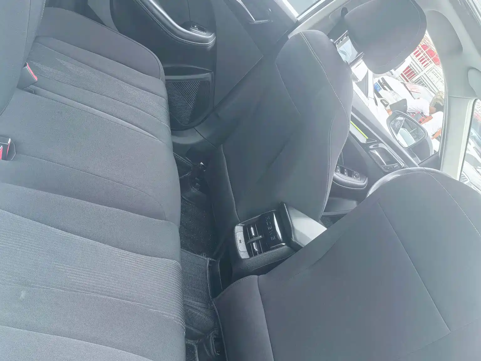 Фото 9 - Roewe i5