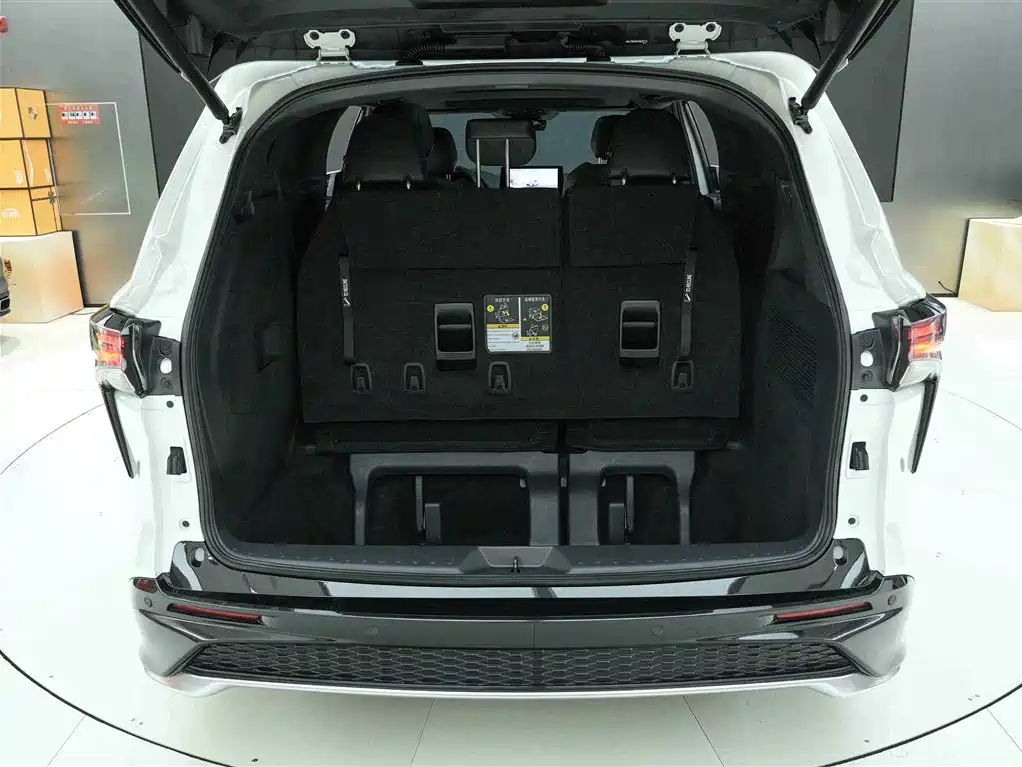 Toyota Granvia 2024 2.5L Hybrid Premium PLUS 4WD Edition фото 24